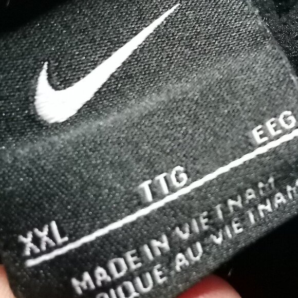 Nike Dri-Fit Mighty Oregon Ducks Hoodie Sweatshirt - Picture 4 of 9